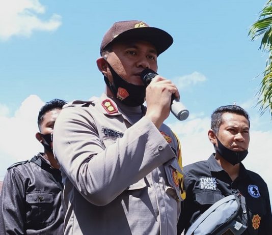Polisi Kantongi Nama Calon TSK Kasus Asusila di BMKG Alor Kapolres Alor AKBP Agustinus Chrismas Tri Suryanto, S.IK, mejelaskan status hukum kasus asusila di BMKG Alor kepada para demonstrans mahasiswa di Mapolres Alor, Selasa (11/8/2020).
