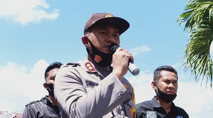 Polisi Resmi Tetapkan Kepala BMKG Alor Tersangka Kasus Dugaan Asusila Kapolres Alor AKBP Agustinus Chrismas Tri Suryanto, S.IK, mejelaskan status hukum kasus asusila di BMKG Alor kepada para demonstrans mahasiswa di Mapolres Alor, Selasa (11/8/2020).