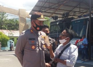 Polres Alor SP3 Kasus Tersangka Enny Anggrek Meski Penyidik Menang Praperadilan Kapolres Alor AKBP Agustinus Christmas Tri Suryanto,S.IK, diwawancarai tribuanapos.net soal SP3 status hukum tersangka Enny Anggrek, Selasa (11/8/2020) usai menerima demonstran Aliansi Mahasiswa Peduli Perempuan dan Anak di Mampolres Alor.
