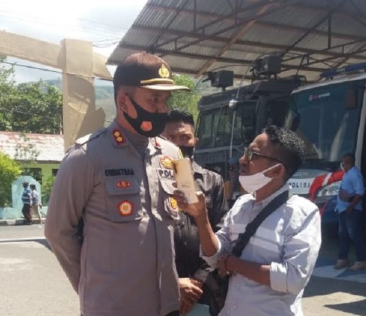 Polres Alor SP3 Kasus Tersangka Enny Anggrek Meski Penyidik Menang Praperadilan Kapolres Alor AKBP Agustinus Christmas Tri Suryanto,S.IK, diwawancarai tribuanapos.net soal SP3 status hukum tersangka Enny Anggrek, Selasa (11/8/2020) usai menerima demonstran Aliansi Mahasiswa Peduli Perempuan dan Anak di Mampolres Alor.