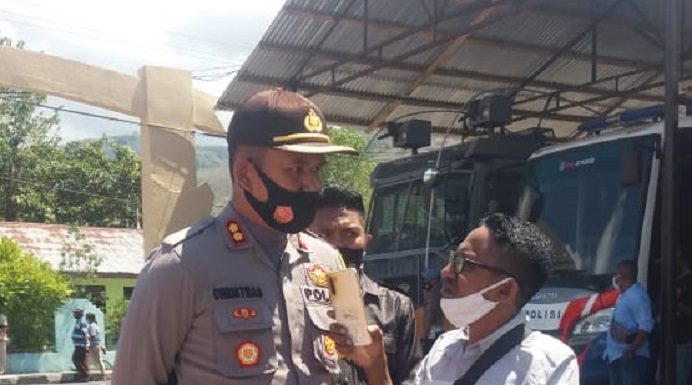 Polres Alor SP3 Kasus Tersangka Enny Anggrek Meski Penyidik Menang Praperadilan Kapolres Alor AKBP Agustinus Christmas Tri Suryanto,S.IK, diwawancarai tribuanapos.net soal SP3 status hukum tersangka Enny Anggrek, Selasa (11/8/2020) usai menerima demonstran Aliansi Mahasiswa Peduli Perempuan dan Anak di Mampolres Alor.