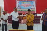 Untrib dan Disdik Teken MoU Implementasi Program Alor Pintar Kadisdik Alor Alberth N. Ouwpoly, S,Pd., M.Si dan Rektor Untrib Alvons F. Gorang, S.Sos.,MM, berjabat tangan usai keduanya teken MoU Implementasi Program Alor Pintar, Jumat (14/8) di Aula Disdik, Mola, Kalabahi.