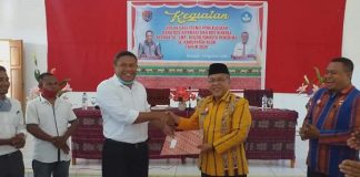 Untrib dan Disdik Teken MoU Implementasi Program Alor Pintar Kadisdik Alor Alberth N. Ouwpoly, S,Pd., M.Si dan Rektor Untrib Alvons F. Gorang, S.Sos.,MM, berjabat tangan usai keduanya teken MoU Implementasi Program Alor Pintar, Jumat (14/8) di Aula Disdik, Mola, Kalabahi.