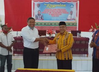 Untrib dan Disdik Teken MoU Implementasi Program Alor Pintar Kadisdik Alor Alberth N. Ouwpoly, S,Pd., M.Si dan Rektor Untrib Alvons F. Gorang, S.Sos.,MM, berjabat tangan usai keduanya teken MoU Implementasi Program Alor Pintar, Jumat (14/8) di Aula Disdik, Mola, Kalabahi.