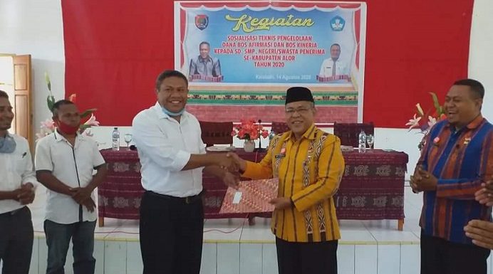 Untrib dan Disdik Teken MoU Implementasi Program Alor Pintar Kadisdik Alor Alberth N. Ouwpoly, S,Pd., M.Si dan Rektor Untrib Alvons F. Gorang, S.Sos.,MM, berjabat tangan usai keduanya teken MoU Implementasi Program Alor Pintar, Jumat (14/8) di Aula Disdik, Mola, Kalabahi.
