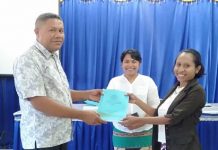 LPM Untrib Launching Dokumen Standar Akademik Sistem Penjaminan Mutu Rektor Untrib Alvons F. Gorang, S.Sos.,MM (kiri), menyerahkan dokumen standar akademik sistem penjaminan mutu secara simbolis kepada Dekan MIPA Erna J. Malaikosa, S.Kom., M.Kom, disaksikan Kepala LPM Untrib, Eunike Molebila, M.Th (tengah), Rabu (26/8) di aula Kampus Untrib.