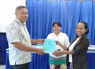 LPM Untrib Launching Dokumen Standar Akademik Sistem Penjaminan Mutu Rektor Untrib Alvons F. Gorang, S.Sos.,MM (kiri), menyerahkan dokumen standar akademik sistem penjaminan mutu secara simbolis kepada Dekan MIPA Erna J. Malaikosa, S.Kom., M.Kom, disaksikan Kepala LPM Untrib, Eunike Molebila, M.Th (tengah), Rabu (26/8) di aula Kampus Untrib.