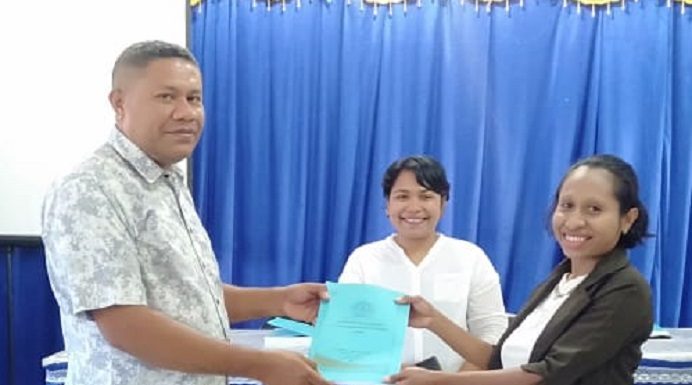 LPM Untrib Launching Dokumen Standar Akademik Sistem Penjaminan Mutu Rektor Untrib Alvons F. Gorang, S.Sos.,MM (kiri), menyerahkan dokumen standar akademik sistem penjaminan mutu secara simbolis kepada Dekan MIPA Erna J. Malaikosa, S.Kom., M.Kom, disaksikan Kepala LPM Untrib, Eunike Molebila, M.Th (tengah), Rabu (26/8) di aula Kampus Untrib.
