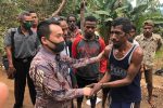 Anggota DPRD NTT Rocky Winaryo Sebut Jalan Kokar-Mali Tetap Dikerjakan Tahun 2020 Anggota DPRD NTT Rocky Winaryo, pada suatu kunjungan kerja di salah satu Desa di Kabupaten Alor. (Foto: doc Rocky Center).