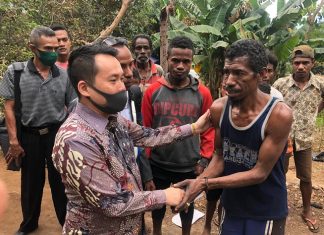 Anggota DPRD NTT Rocky Winaryo Sebut Jalan Kokar-Mali Tetap Dikerjakan Tahun 2020 Anggota DPRD NTT Rocky Winaryo, pada suatu kunjungan kerja di salah satu Desa di Kabupaten Alor. (Foto: doc Rocky Center).