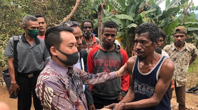 Anggota DPRD NTT Rocky Winaryo Sebut Jalan Kokar-Mali Tetap Dikerjakan Tahun 2020 Anggota DPRD NTT Rocky Winaryo, pada suatu kunjungan kerja di salah satu Desa di Kabupaten Alor. (Foto: doc Rocky Center).