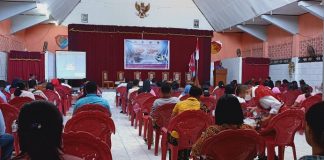 Buka Talk Show, Sesepuh Alor Pesan Hentikan Kekerasan Seksual Perempuan dan Anak Sesepu Alor Paulus Pulek sambutan di acara Talk Show; Cegah Perdagangan Anak Perempuan untuk Tujuan Seksual di Kabupaten Alor, Jumat (21/8/2020) di Aula Hotel Nusa Kenari.