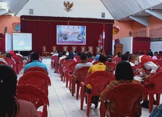Buka Talk Show, Sesepuh Alor Pesan Hentikan Kekerasan Seksual Perempuan dan Anak Sesepu Alor Paulus Pulek sambutan di acara Talk Show; Cegah Perdagangan Anak Perempuan untuk Tujuan Seksual di Kabupaten Alor, Jumat (21/8/2020) di Aula Hotel Nusa Kenari.