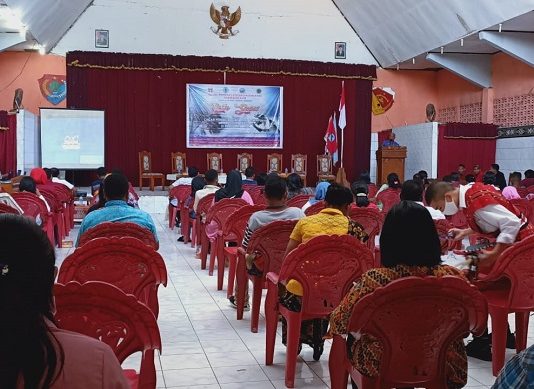 Buka Talk Show, Sesepuh Alor Pesan Hentikan Kekerasan Seksual Perempuan dan Anak Sesepu Alor Paulus Pulek sambutan di acara Talk Show; Cegah Perdagangan Anak Perempuan untuk Tujuan Seksual di Kabupaten Alor, Jumat (21/8/2020) di Aula Hotel Nusa Kenari.