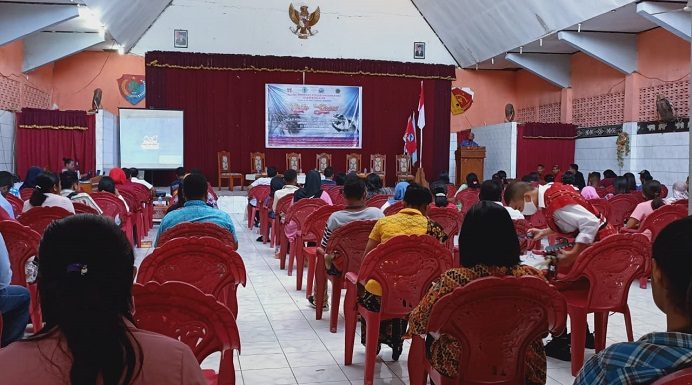 Buka Talk Show, Sesepuh Alor Pesan Hentikan Kekerasan Seksual Perempuan dan Anak Sesepu Alor Paulus Pulek sambutan di acara Talk Show; Cegah Perdagangan Anak Perempuan untuk Tujuan Seksual di Kabupaten Alor, Jumat (21/8/2020) di Aula Hotel Nusa Kenari.