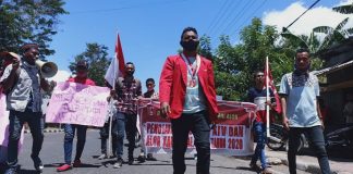 GMNI Tolak Expo Alor di Tengah Pandemi Aktivis GMNI Alor Aksi Tolak Expo Alor XIV dan Alor Karnaval VII, Selasa (22/9).