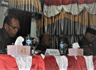 Sejumlah Fraksi DPRD Alor Tolak Expo Bupati Alor Drs. Amon Djobo (kanan), Waket I DPRD Drs. Yulius Mantaon (tengah) dan Waket II DPRD, Sulaiman Singh, SH, pada sidang pembahasan anggaran di DPRD waktu lalu.
