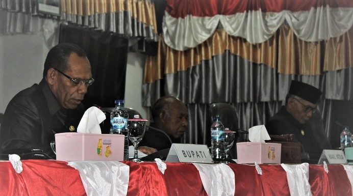 Sejumlah Fraksi DPRD Alor Tolak Expo Bupati Alor Drs. Amon Djobo (kanan), Waket I DPRD Drs. Yulius Mantaon (tengah) dan Waket II DPRD, Sulaiman Singh, SH, pada sidang pembahasan anggaran di DPRD waktu lalu.