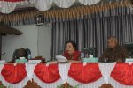 Aktivis Kesal 30 Anggota DPRD Alor ke Luar Daerah di Masa Wabah Virus Pimpinan DPRD Alor: Ketua DPRD Enny Anggrek, SH (tengah), Waket I Drs. Yulius Mantaon (kiri), Waket II Sulaiman Singh, SH (kanan), dalam suatu sidang pembahasan anggaran di gedung DPRD, Batunirwala belum lama ini.