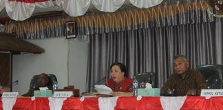 Aktivis Kesal 30 Anggota DPRD Alor ke Luar Daerah di Masa Wabah Virus Pimpinan DPRD Alor: Ketua DPRD Enny Anggrek, SH (tengah), Waket I Drs. Yulius Mantaon (kiri), Waket II Sulaiman Singh, SH (kanan), dalam suatu sidang pembahasan anggaran di gedung DPRD, Batunirwala belum lama ini.
