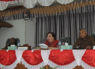 Aktivis Kesal 30 Anggota DPRD Alor ke Luar Daerah di Masa Wabah Virus Pimpinan DPRD Alor: Ketua DPRD Enny Anggrek, SH (tengah), Waket I Drs. Yulius Mantaon (kiri), Waket II Sulaiman Singh, SH (kanan), dalam suatu sidang pembahasan anggaran di gedung DPRD, Batunirwala belum lama ini.