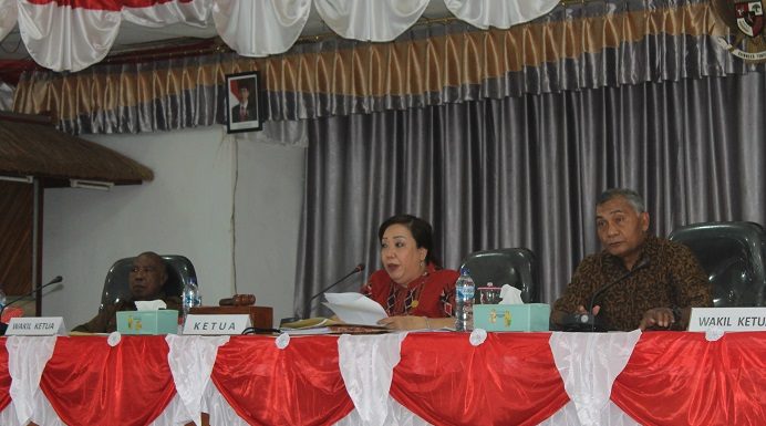 Aktivis Kesal 30 Anggota DPRD Alor ke Luar Daerah di Masa Wabah Virus Pimpinan DPRD Alor: Ketua DPRD Enny Anggrek, SH (tengah), Waket I Drs. Yulius Mantaon (kiri), Waket II Sulaiman Singh, SH (kanan), dalam suatu sidang pembahasan anggaran di gedung DPRD, Batunirwala belum lama ini.