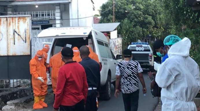Tim Satgas Covid-19 Alor Jemput Jenazah di RSD Kalabahi