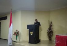 Bupati Alor Nyanyi di Acara KSW VII GMKI Bupati Alor Drs. Amon Djobo nyanyi lagu rohani di acara pembukaan KSW VII GMKI, Senin (14/9) di Kalabahi.