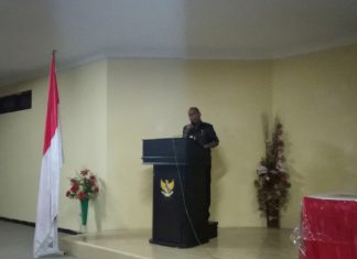 Bupati Alor Nyanyi di Acara KSW VII GMKI Bupati Alor Drs. Amon Djobo nyanyi lagu rohani di acara pembukaan KSW VII GMKI, Senin (14/9) di Kalabahi.