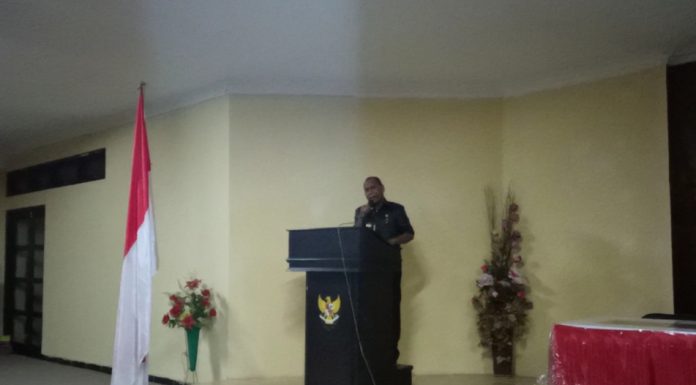 Bupati Alor Nyanyi di Acara KSW VII GMKI Bupati Alor Drs. Amon Djobo nyanyi lagu rohani di acara pembukaan KSW VII GMKI, Senin (14/9) di Kalabahi.
