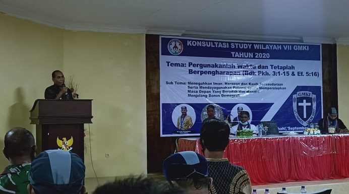 KSW VII, Bupati Alor Minta GMKI Pecahkan Masalah Daerah Bupati Alor Drs. Amon Djobo sambutan di acara pembukaan KSW VII GMKI, Senin (14/9) di Aula Nusantara Kantor Bupati Alor, Batunirwala, Kalabahi.
