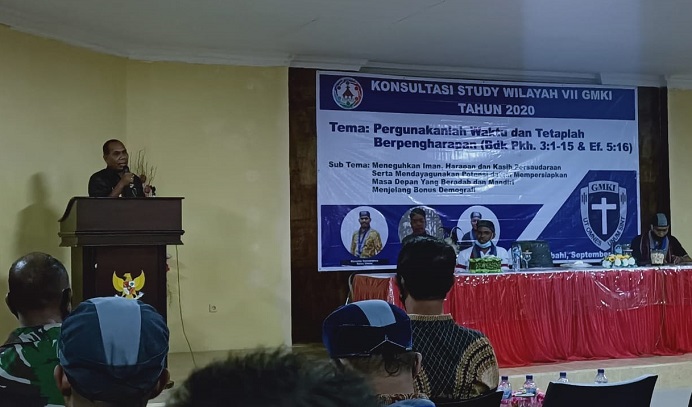 Bupati Alor Drs. Amon Djobo sambutan di acara pembukaan KSW VII GMKI, Senin (14/9) di Aula Nusantara Kantor Bupati Alor, Batunirwala, Kalabahi.