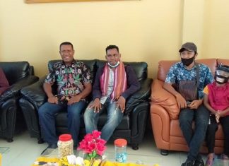 Ketum GMKI Tiba di Alor Hendak Buka Konswil VII Ketua Umum GMKI Korneles Galanjinjinay (tengah) tiba di Bandara Mali Alor, Minggu (13/9) sekitar pukul 13.00. Ketum dijemput Korwil VII Meki Suny (kiri), Ketua Panitia Marthen Blegur (kedua kiri), Ketua Cabang GMKI Kalabahi Nando Paut (kedua kanan) dan Mantan Ketua Cabang GMKI Kupang Simson F. Beli (ujung kanan).