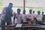 Ketum GMKI Fasilitasi Nelayan Alor Bicara Virtual dengan Sandiaga Uno Koordinator Nelayan Mali Adolf Samasing (kedua kiri) sedang berbicara dengan Sandiaga Uno melalui sambungan virtual yang difasilitasi Ketua Umum GMKI, Corneles Gilanjinjinay (ujung kiri), Selasa (15/9/2020) di Homestay Celyn Cafe, Mali.