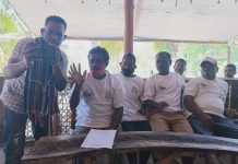 Ketum GMKI Fasilitasi Nelayan Alor Bicara Virtual dengan Sandiaga Uno Koordinator Nelayan Mali Adolf Samasing (kedua kiri) sedang berbicara dengan Sandiaga Uno melalui sambungan virtual yang difasilitasi Ketua Umum GMKI, Corneles Gilanjinjinay (ujung kiri), Selasa (15/9/2020) di Homestay Celyn Cafe, Mali.