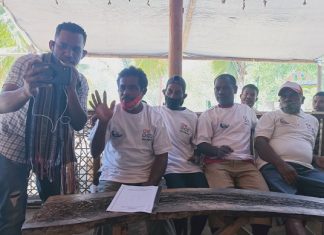 Ketum GMKI Fasilitasi Nelayan Alor Bicara Virtual dengan Sandiaga Uno Koordinator Nelayan Mali Adolf Samasing (kedua kiri) sedang berbicara dengan Sandiaga Uno melalui sambungan virtual yang difasilitasi Ketua Umum GMKI, Corneles Gilanjinjinay (ujung kiri), Selasa (15/9/2020) di Homestay Celyn Cafe, Mali.