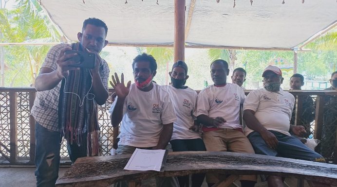 Ketum GMKI Fasilitasi Nelayan Alor Bicara Virtual dengan Sandiaga Uno Koordinator Nelayan Mali Adolf Samasing (kedua kiri) sedang berbicara dengan Sandiaga Uno melalui sambungan virtual yang difasilitasi Ketua Umum GMKI, Corneles Gilanjinjinay (ujung kiri), Selasa (15/9/2020) di Homestay Celyn Cafe, Mali.