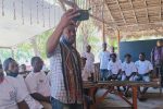 OK OCE Maritim Jaring Aspirasi Nelayan Alor NTT Wakil Ketua I OK OCE Bidang Maritim, Corneles Ginanjinjinay, sementara fasilitasi nelayan Mali Alor berbicara dengan Sandiaga Uno melalui sambungan virtual, Selasa (15/9) di Homestay Celyn Cafe, Mali, Alor.