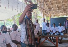 OK OCE Maritim Jaring Aspirasi Nelayan Alor NTT Wakil Ketua I OK OCE Bidang Maritim, Corneles Ginanjinjinay, sementara fasilitasi nelayan Mali Alor berbicara dengan Sandiaga Uno melalui sambungan virtual, Selasa (15/9) di Homestay Celyn Cafe, Mali, Alor.