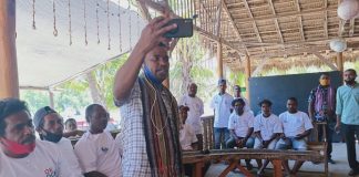OK OCE Maritim Jaring Aspirasi Nelayan Alor NTT Wakil Ketua I OK OCE Bidang Maritim, Corneles Ginanjinjinay, sementara fasilitasi nelayan Mali Alor berbicara dengan Sandiaga Uno melalui sambungan virtual, Selasa (15/9) di Homestay Celyn Cafe, Mali, Alor.