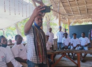 OK OCE Maritim Jaring Aspirasi Nelayan Alor NTT Wakil Ketua I OK OCE Bidang Maritim, Corneles Ginanjinjinay, sementara fasilitasi nelayan Mali Alor berbicara dengan Sandiaga Uno melalui sambungan virtual, Selasa (15/9) di Homestay Celyn Cafe, Mali, Alor.