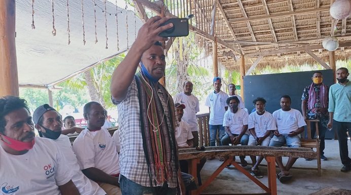 OK OCE Maritim Jaring Aspirasi Nelayan Alor NTT Wakil Ketua I OK OCE Bidang Maritim, Corneles Ginanjinjinay, sementara fasilitasi nelayan Mali Alor berbicara dengan Sandiaga Uno melalui sambungan virtual, Selasa (15/9) di Homestay Celyn Cafe, Mali, Alor.