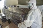 Keluarga Kesal Jenazah Reaktif Covid-19 Tertahan di RSD Kalabahi 23 Jam Gambar: Ilustrasi Pemulasaran Jenazah Covid-19 di RSUD. (Foto: Repoblika.co.id ).