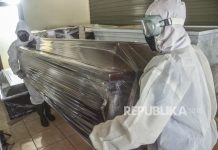 Keluarga Kesal Jenazah Reaktif Covid-19 Tertahan di RSD Kalabahi 23 Jam Gambar: Ilustrasi Pemulasaran Jenazah Covid-19 di RSUD. (Foto: Repoblika.co.id ).
