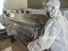 Keluarga Kesal Jenazah Reaktif Covid-19 Tertahan di RSD Kalabahi 23 Jam Gambar: Ilustrasi Pemulasaran Jenazah Covid-19 di RSUD. (Foto: Repoblika.co.id ).