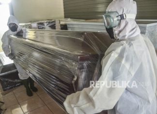Keluarga Kesal Jenazah Reaktif Covid-19 Tertahan di RSD Kalabahi 23 Jam Gambar: Ilustrasi Pemulasaran Jenazah Covid-19 di RSUD. (Foto: Repoblika.co.id ).