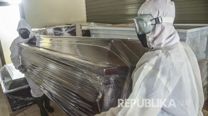 Keluarga Kesal Jenazah Reaktif Covid-19 Tertahan di RSD Kalabahi 23 Jam Gambar: Ilustrasi Pemulasaran Jenazah Covid-19 di RSUD. (Foto: Repoblika.co.id ).