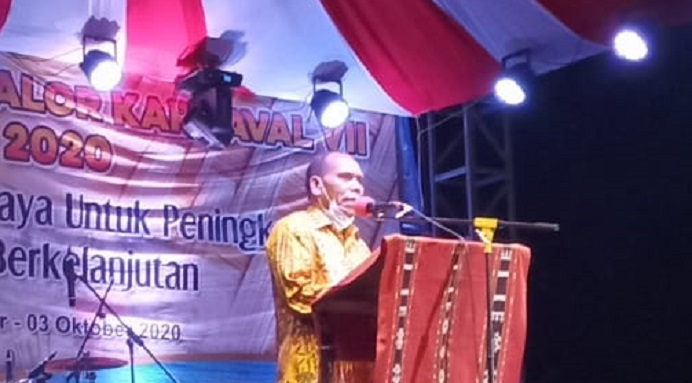 Bupati Alor Drs. Amon Djobo berpidato di acar Expo Alor XIV dan Alor Karnaval VII Tahun 2020 di Stadion Mini Kalabahi.