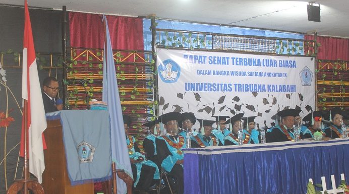 Orasi Ilmiah Dr Fredrik Kande: Model Proses Kebijakan Pendidikan Menengah Berbasis Daerah Tertinggal di NTT Dr. Fredrik Abia Kande sedang menyampaikan orasi ilmiah di acara wisuda 259 Sarjana Untrib, Rabu (28/10/2020) di Aula Gereja Pola Tribuana, Kalabahi.