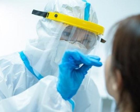 Breaking News: Hasil Swab 10 Pasien Alor Positif Corona, Total 11 Orang Ilustrasi test swab. (Sumber: Jawapos.com).